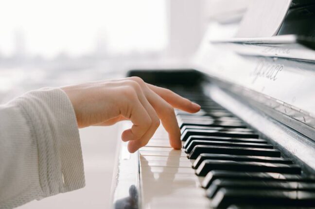 Plusy nauki gry na pianinie przez dzieci w Warszawie